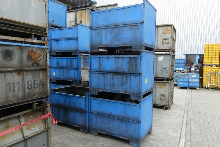 4x Industriebehälter/Metallcontainer (ölverschmiert)